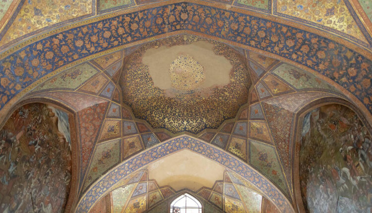Чехель-сотун — дворец персидского шаха Аббаса